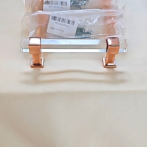 NIZADO 3-3/4 Inch 5 Pack Polished Rose Gold Clear Acrylic Square Cabinet Pulls - Picture 3 of 11